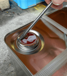 【一斗缶の開け方】ブリキ製丸穴タイプのローヤルキャップの開け方1